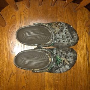 womens camo crocs !!